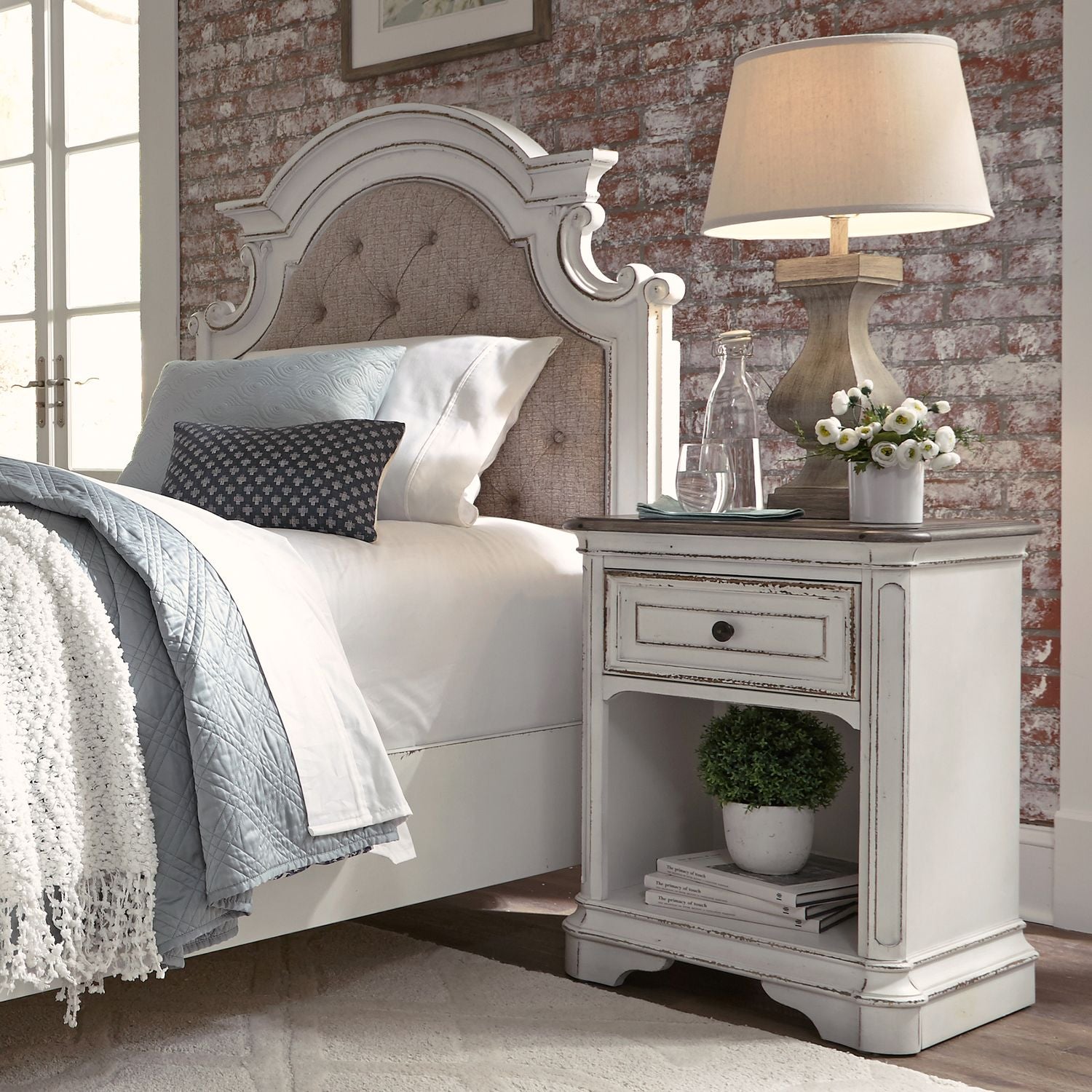 Magnolia Manor 1 Drawer Nightstand