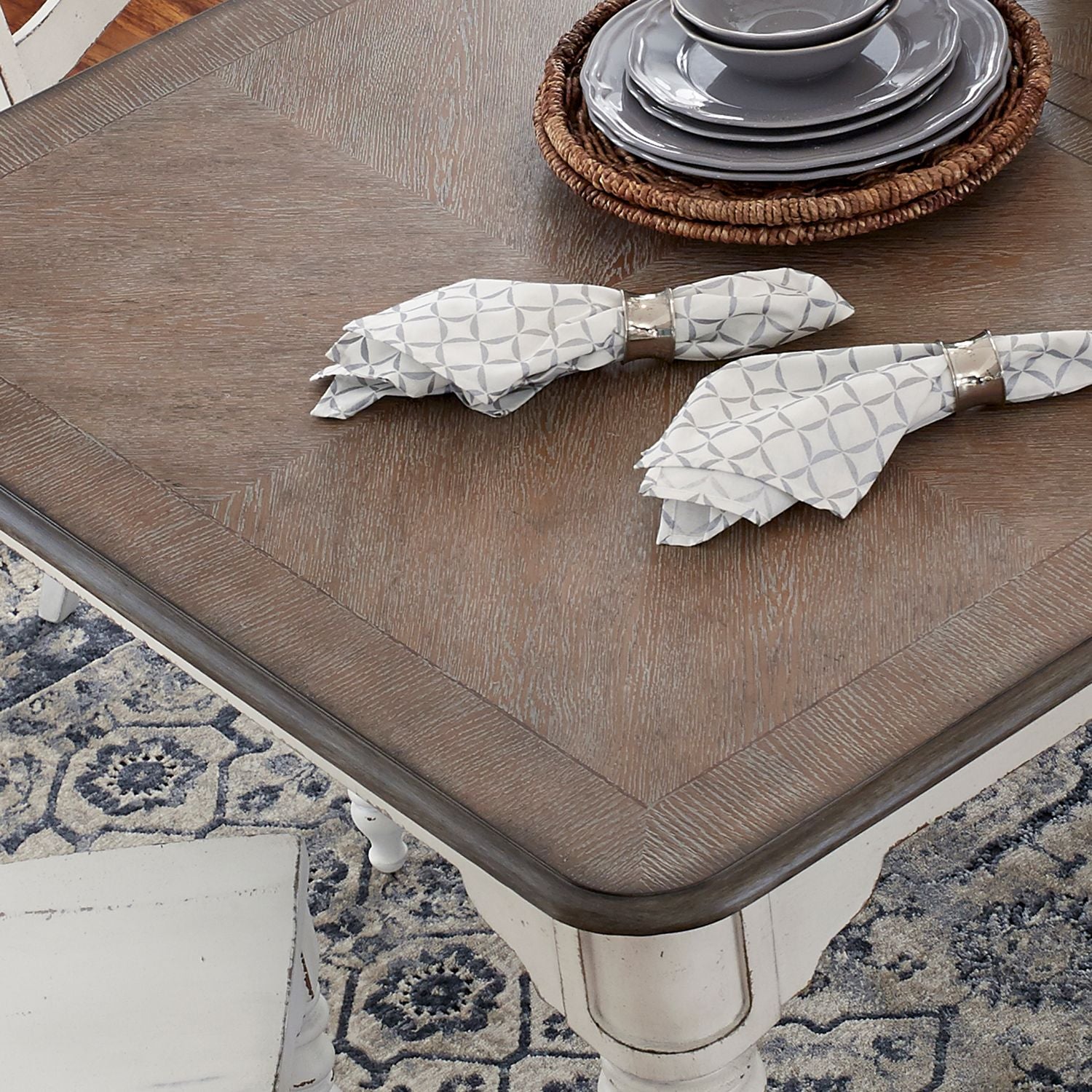 Magnolia Manor 5 Piece Leg Table Set