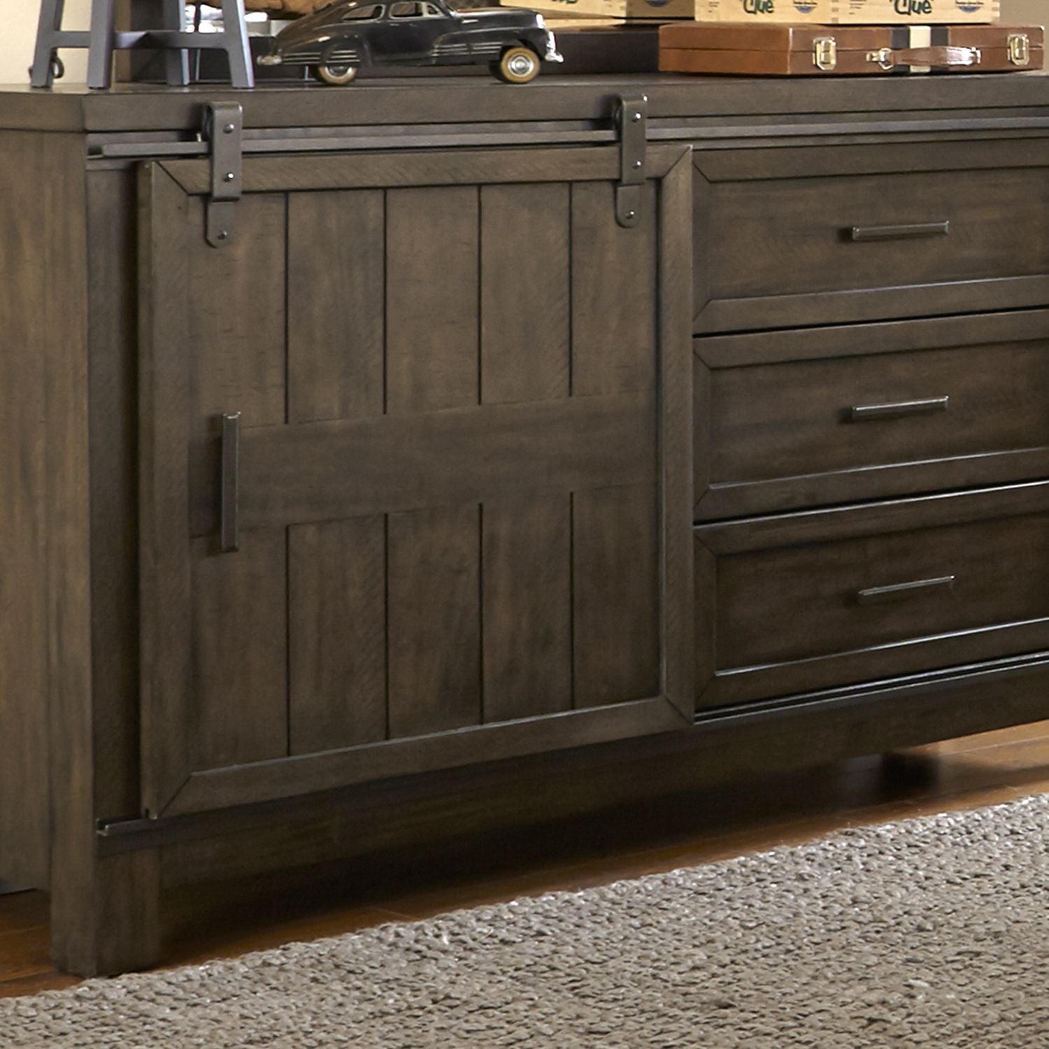 Thornwood Hills Dresser & Mirror