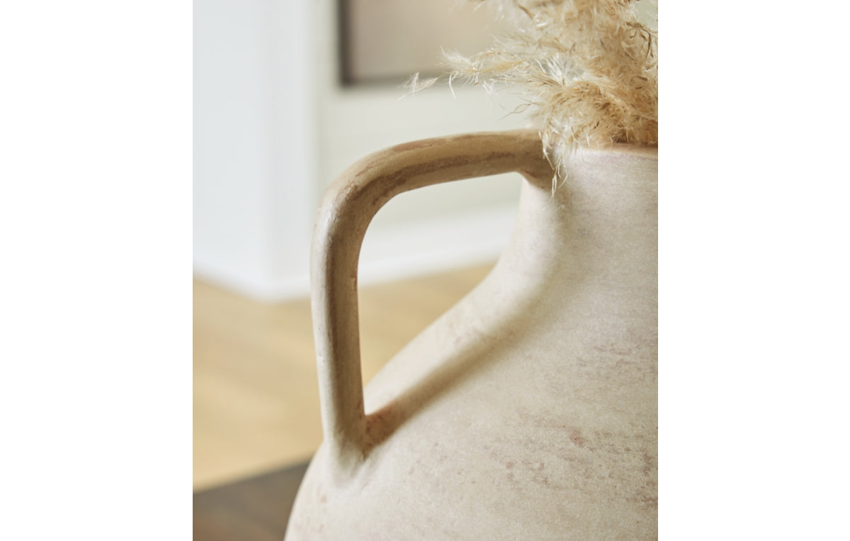 Justy Vase