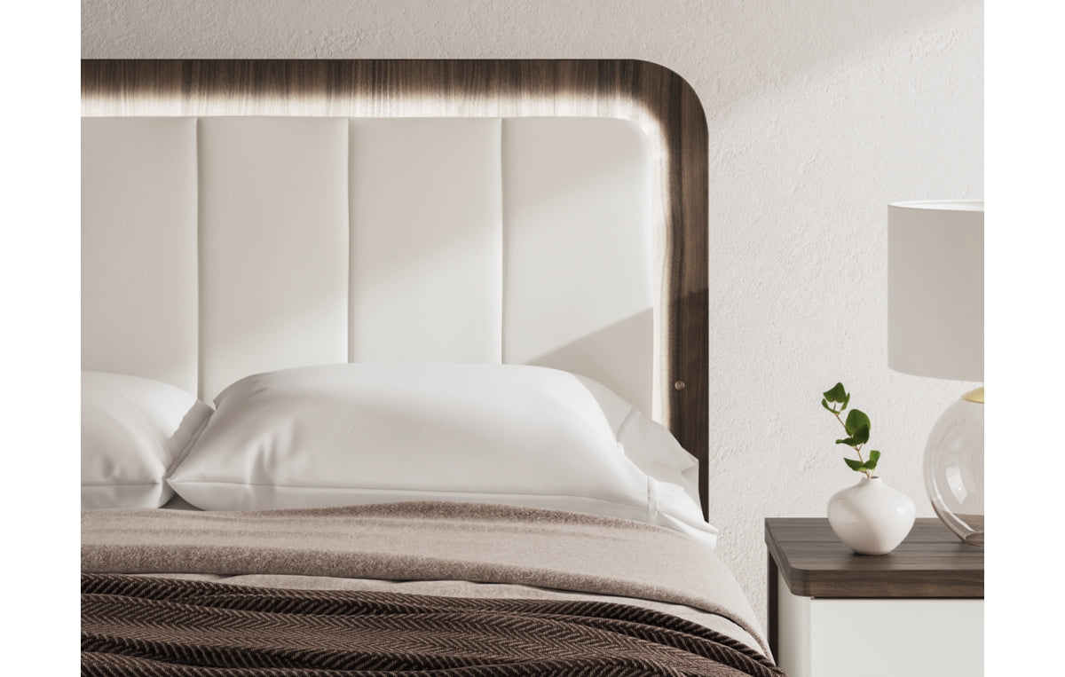 Kendanport Queen Upholstered Bed