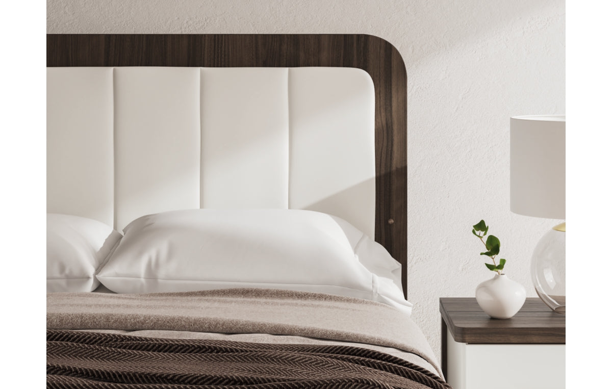 Kendanport Queen Upholstered Bed