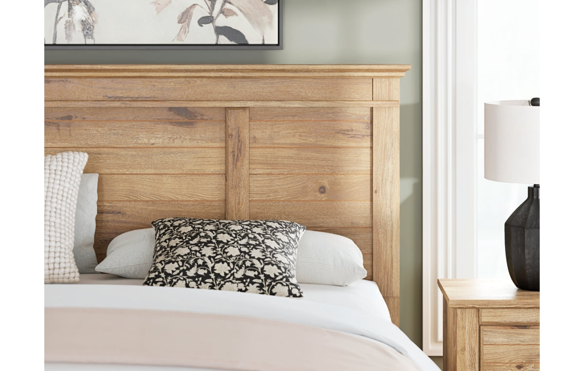 Makidern King Panel Bed