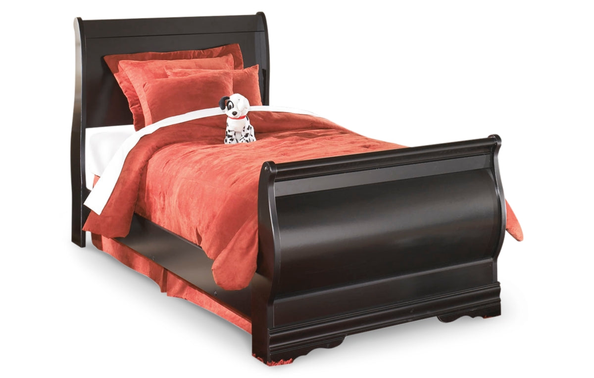 Huey Vineyard Full Sleigh Bed with Mirrored Dresser
