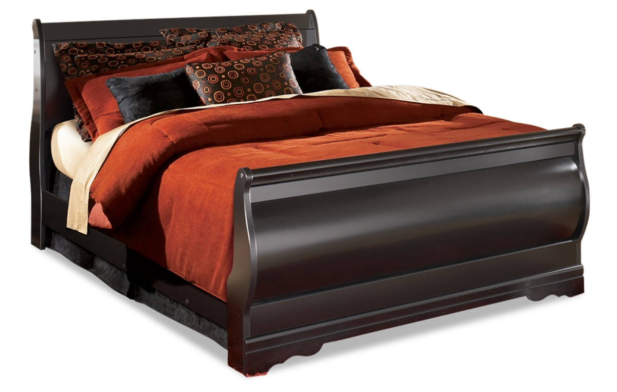 Huey Vineyard Queen Sleigh Bed with Mirrored Dresser and Nightstand
