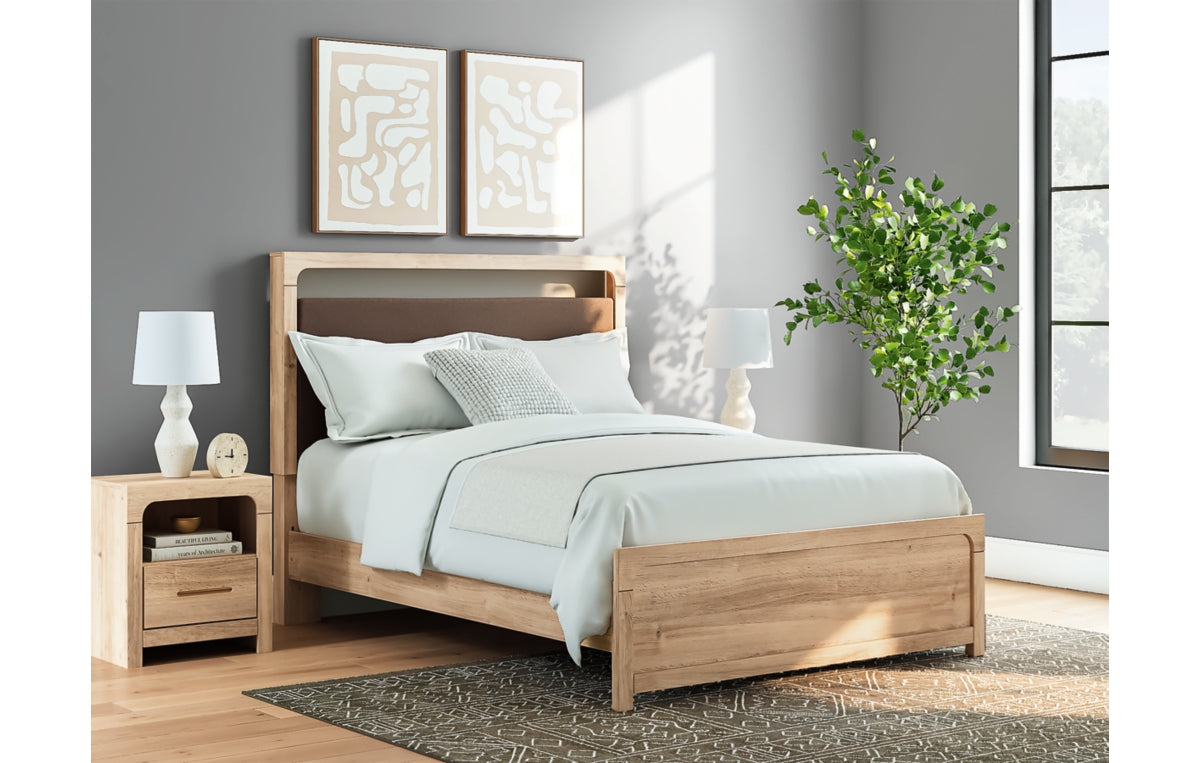 Kinlanni Queen Upholstered Platform Bed, Dresser and Mirror