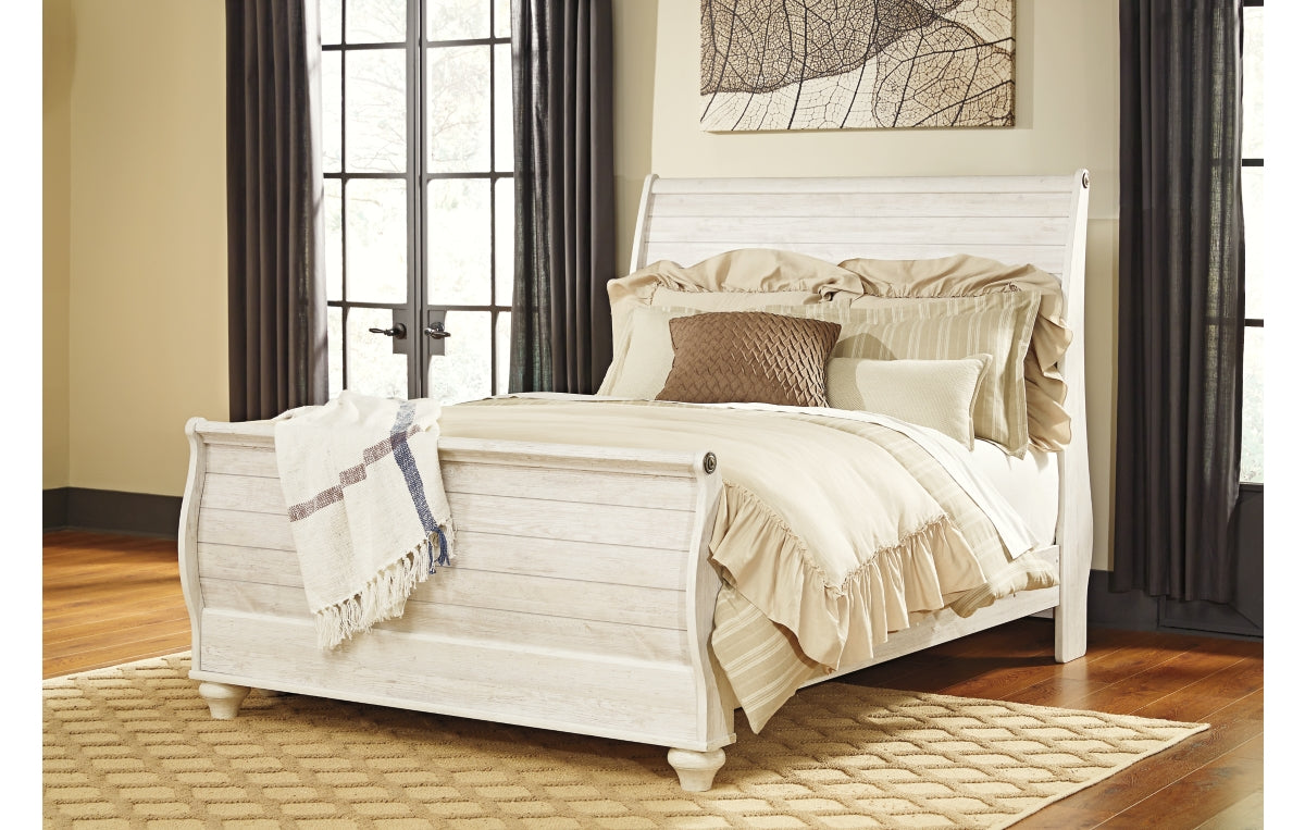 Willowton Queen Sleigh Bed with Mirrored Dresser