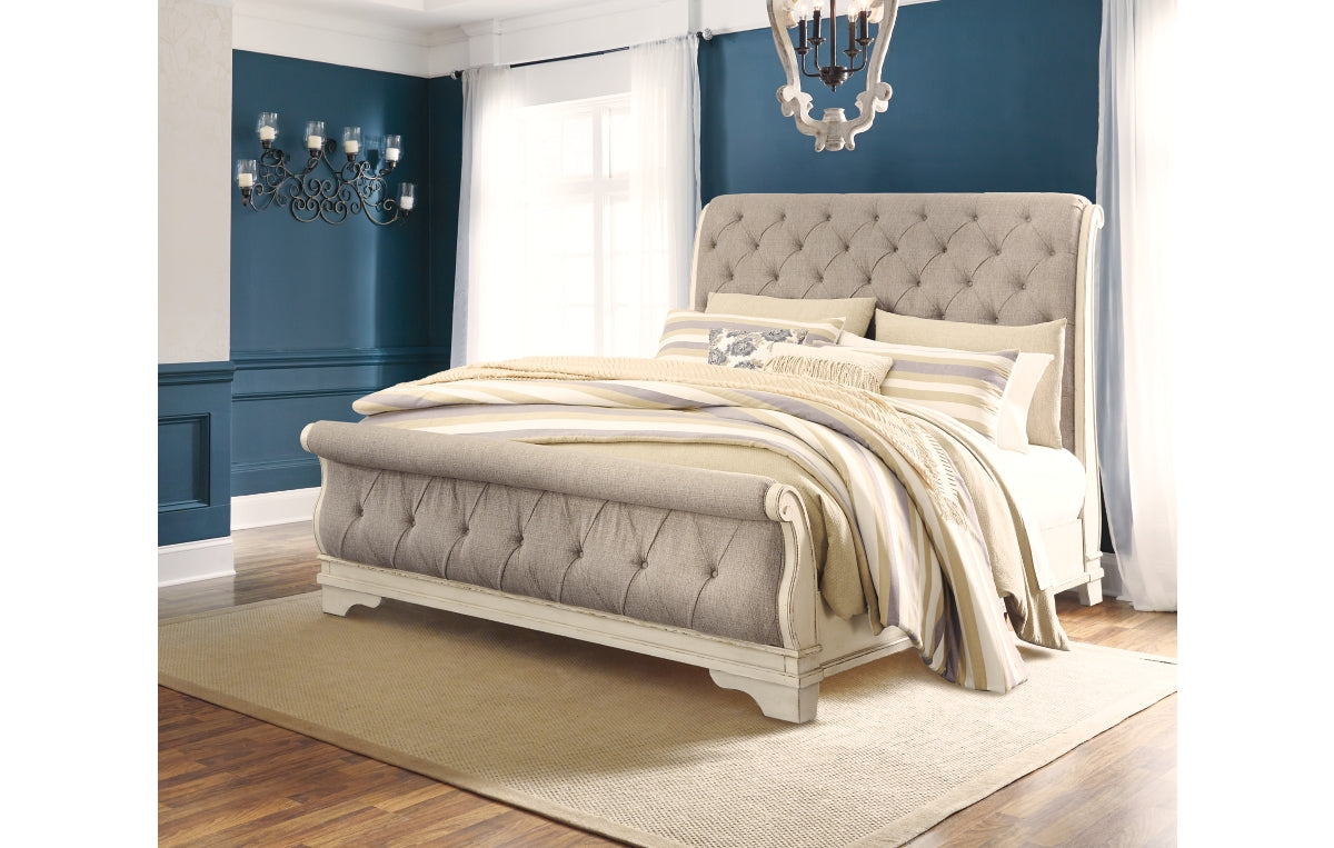 Realyn Queen Sleigh Bed with Mirrored Dresser