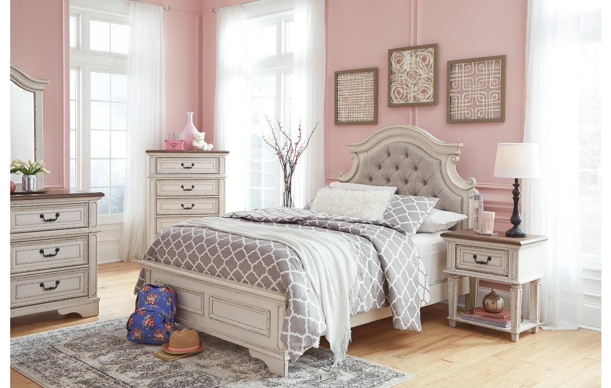 Realyn Full Panel Bed
