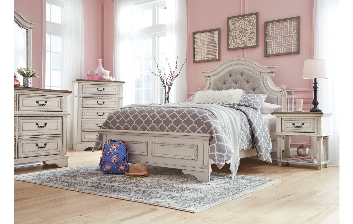 Realyn Full Panel Bed
