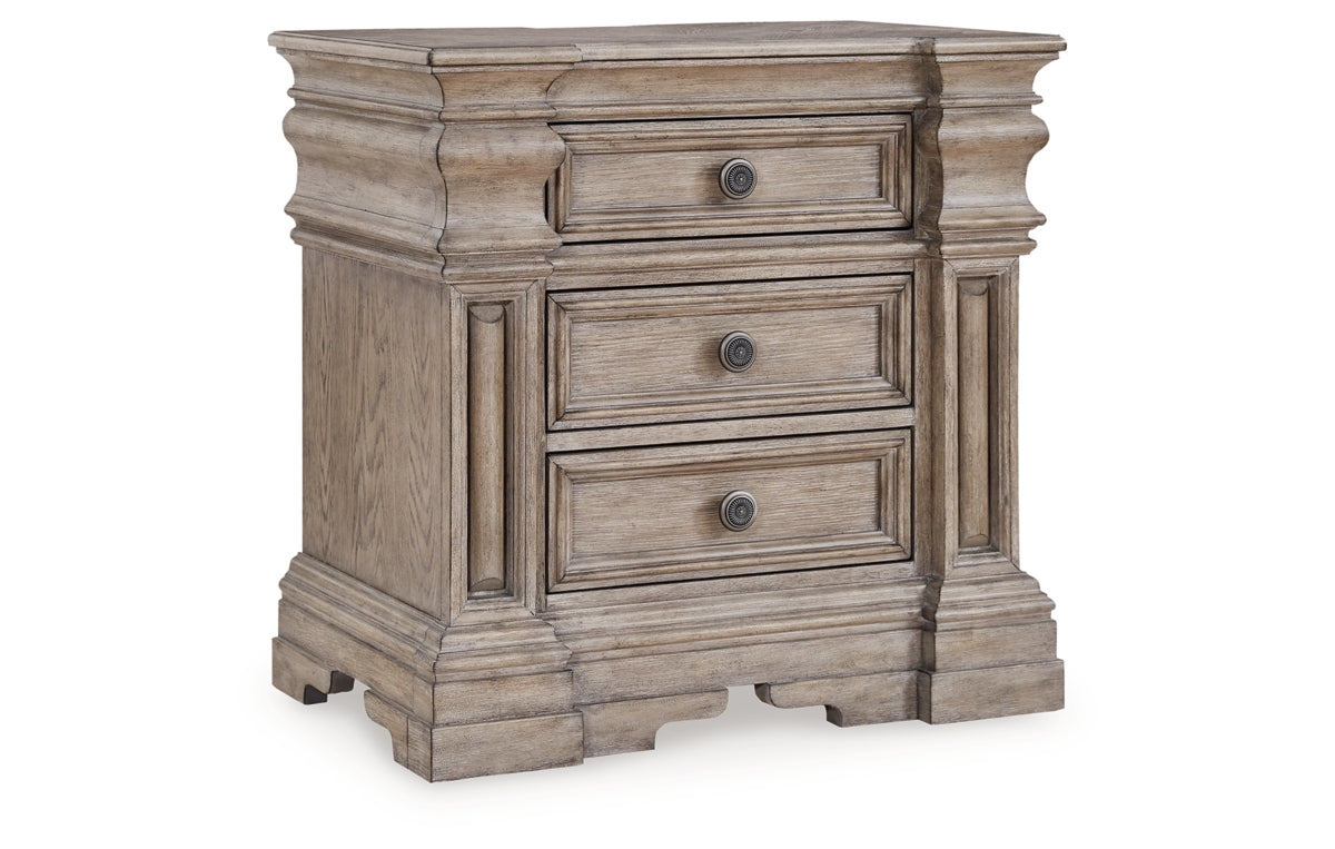Blairhurst California King Panel Bed with Mirrored Dresser, Chest and Nightstand