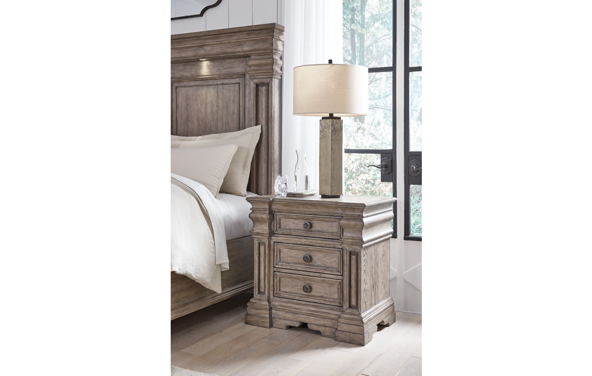 Blairhurst California King Panel Bed with Mirrored Dresser, Chest and Nightstand