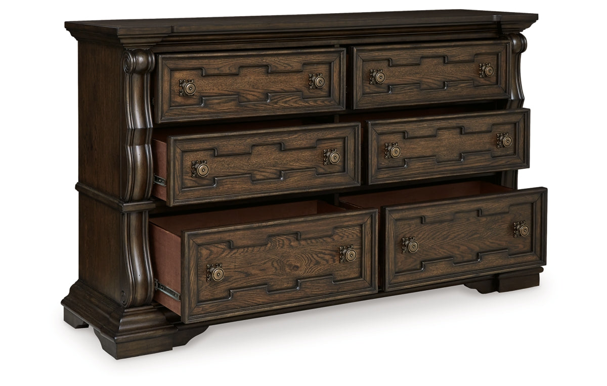 Maylee Dresser
