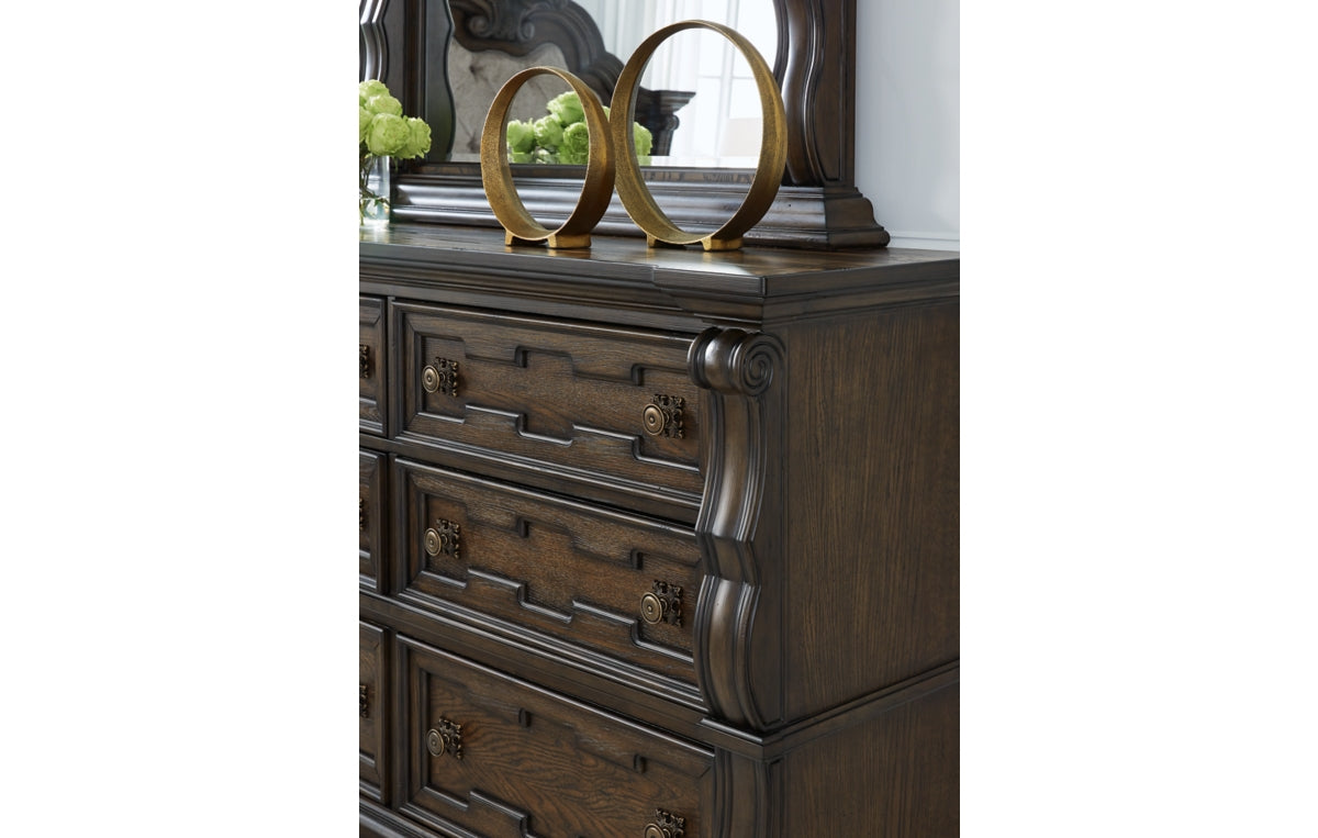 Maylee Dresser