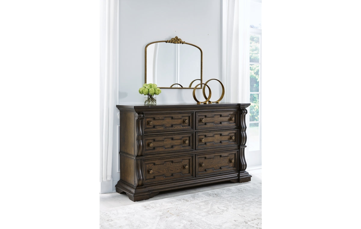 Maylee Dresser