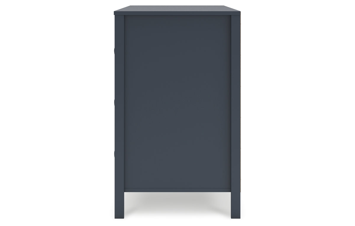 Simmenfort Dresser