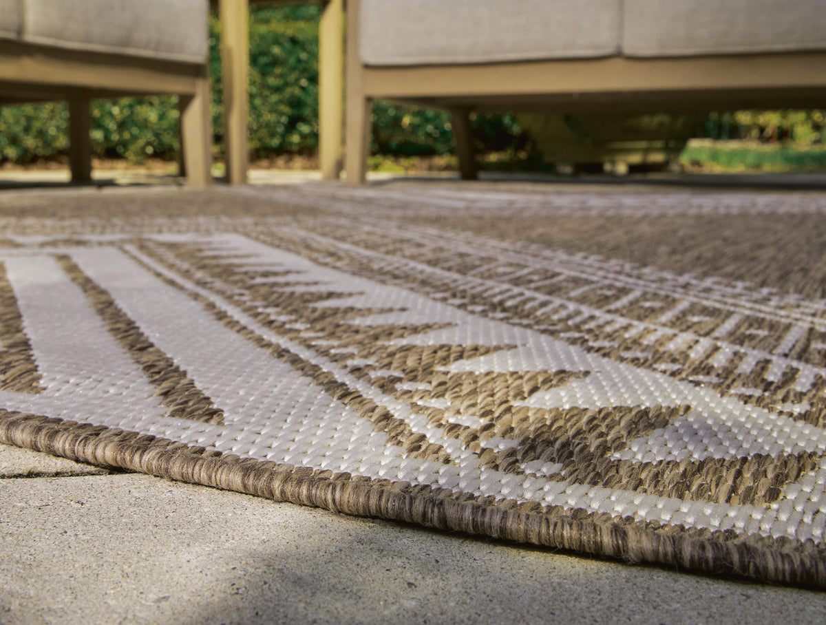 Dunsler Indoor/Outdoor 5' x 7' Rug
