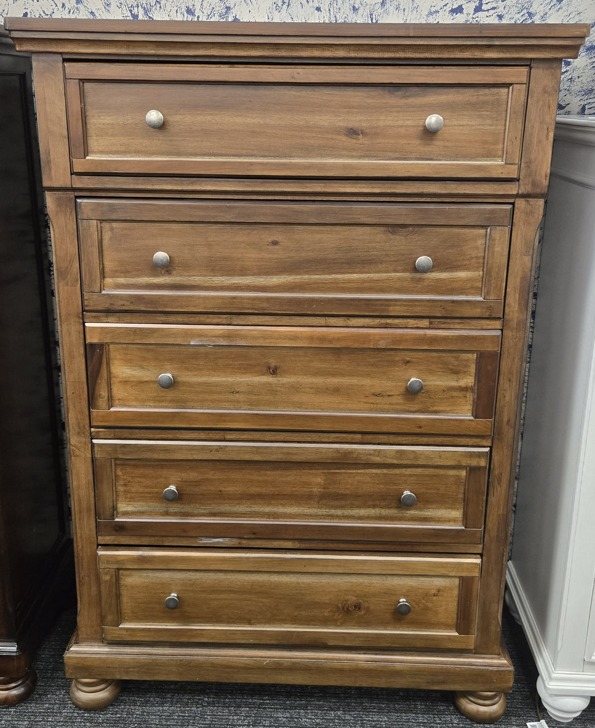 Flynnter 5-Drawer Chest